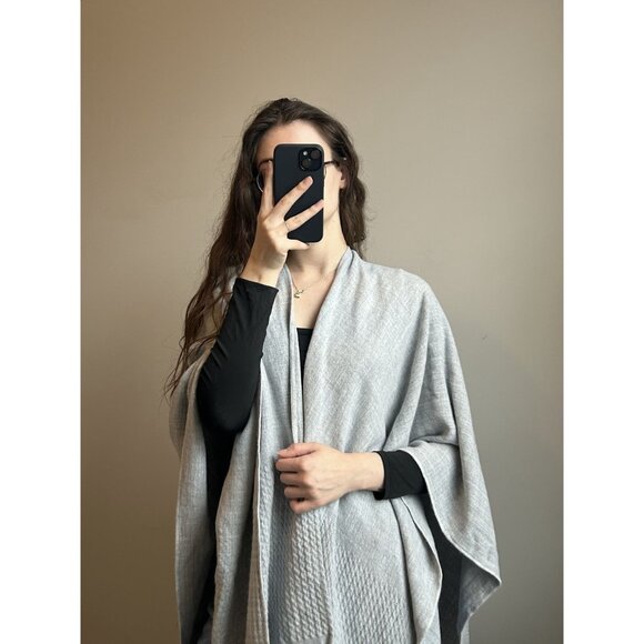 Mer Sea Gray One-Size Poncho – Cozy Chic Travel Layer Quiet Luxury Soft Knit - Picture 4 of 10
